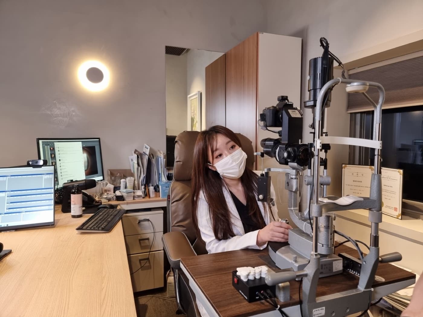 Healing 眼科金善英院長為患者進行角膜地形圖檢查，判斷適合 SMILE 還是 LASIK